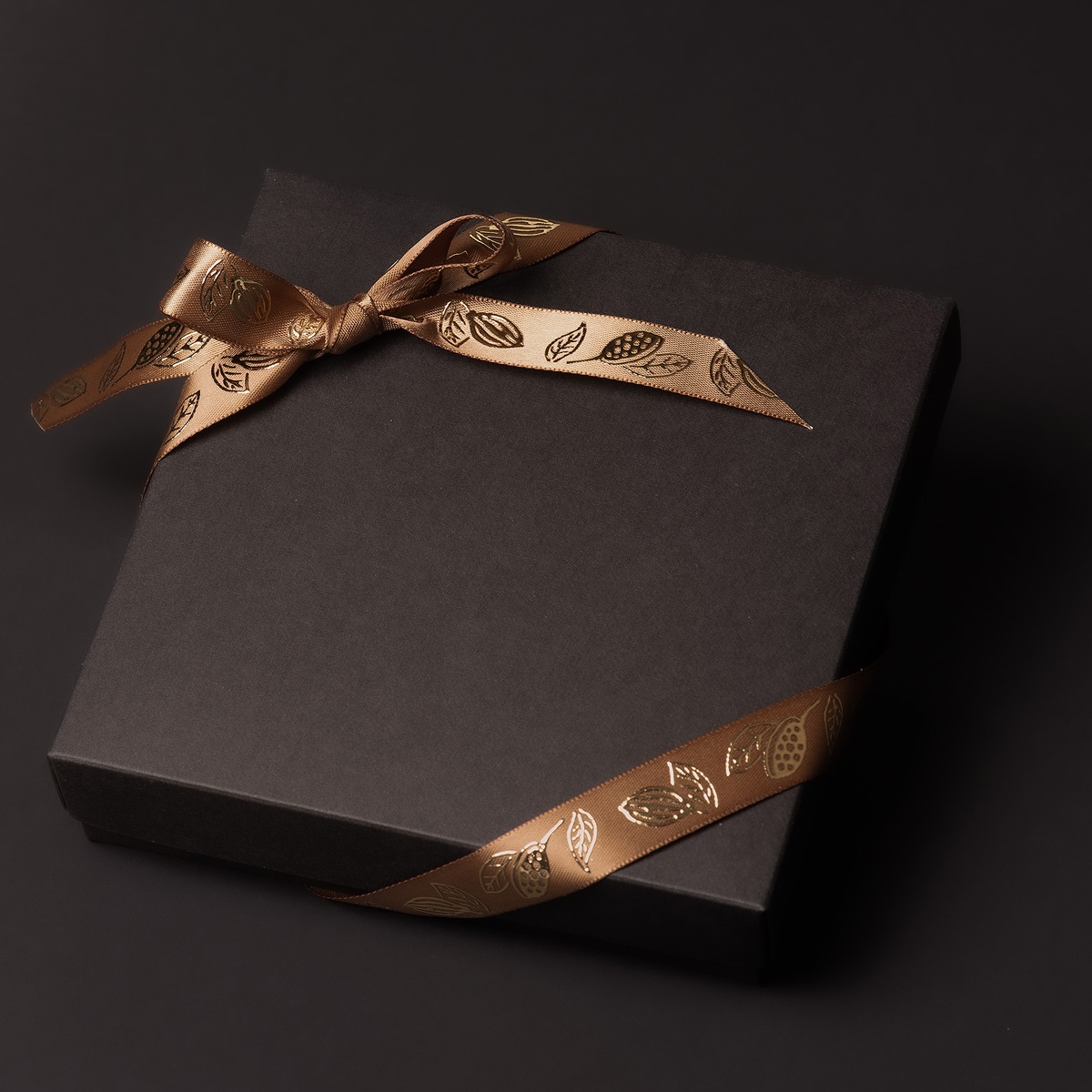 Die Verpackung der neuen Circle Fragrance Praline Kollektion von Monnier.swiss in den Sorten Apricot Nu, Prune Nuit und Orange Solaire